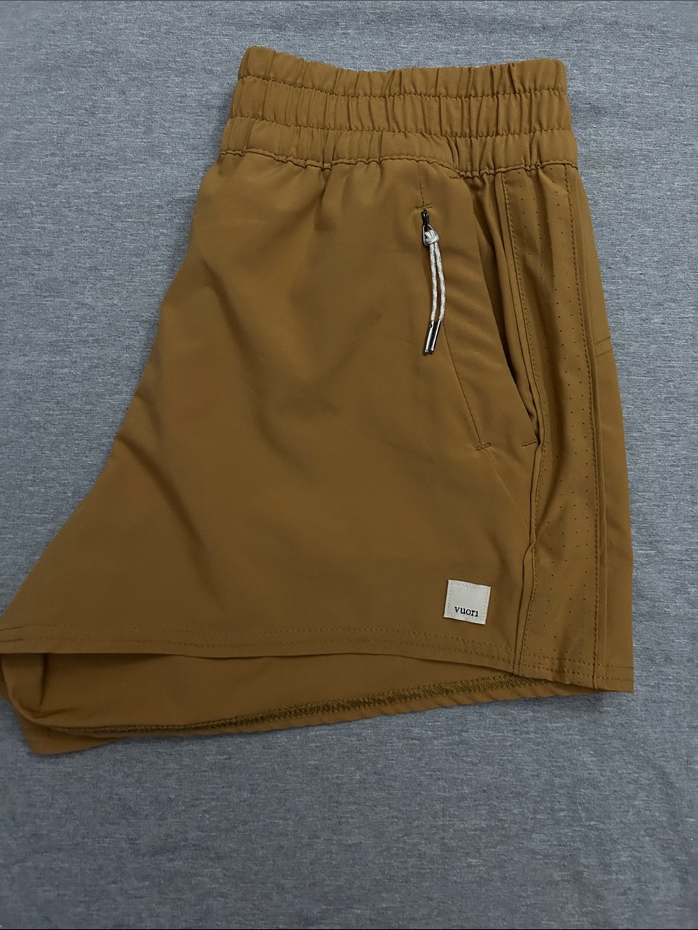 Vuori Women's Dash Shorts in Tan/Camel - Picture 4 of 4
